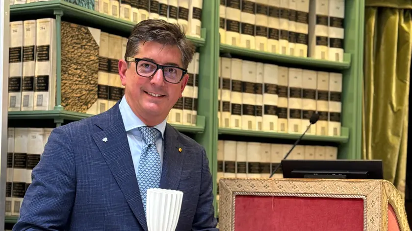 Nicola Dell’Agnolo, pordenonese, ha ricevuto il premio come Miglior maître 2026, assegnato da Le Guide de L’Espresso.
