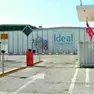L’ingresso della Ideal Standard di Zoppola, il cui acquisto è finito al centro dell’indagine della Guardia di finanza