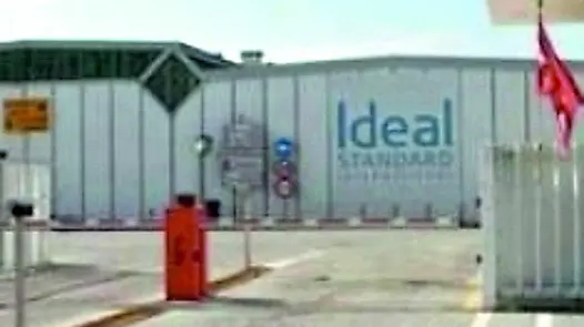 L’ingresso della Ideal Standard di Zoppola, il cui acquisto è finito al centro dell’indagine della Guardia di finanza