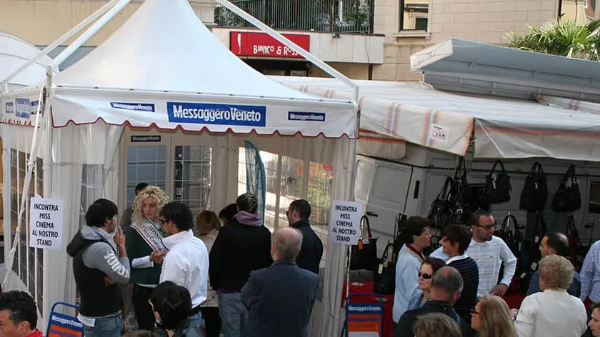 La redazione mobile del Messaggero Veneto, allestita tra piazza XX settembre e piazza Cavour, durante l'edizione del 2008 di Pordenonelegge