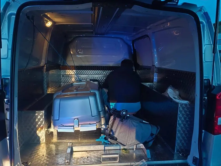 Il carro funebre utilizzato dai quattro ragazzi per fare festa