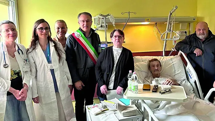 Sposa in ospedale il compagno malato, i testimoni di nozze sono i medici e gli infermieri del reparto dove lui è ricoverato