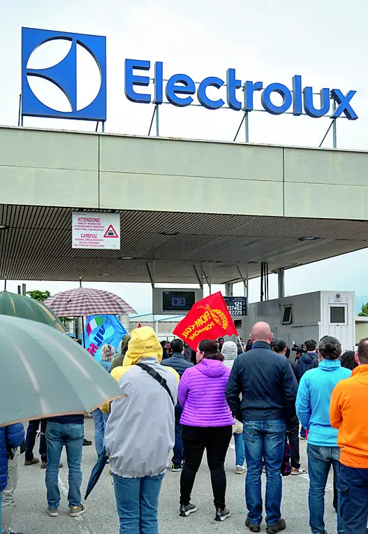 Un presidio di protesta davanti alla sede Electrolux di Porcia © Foto Petrussi / Marco Brisotto
