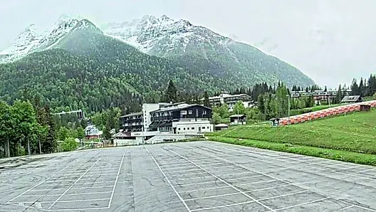 A Sella Nevea sono ancora visibili i segni delle sgommate dopo l’autoraduno illegale