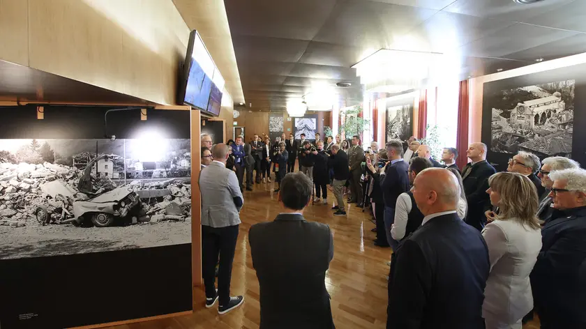 https://images.messaggeroveneto.it/view/acePublic/alias/contentid/1r85cdhgl97e6vl63nc/0/copia-di-copy-of-consiglio-regionale-inaugurazione-mostra-terremoto-friuli.webp?f=16%3A9&amp;w=840