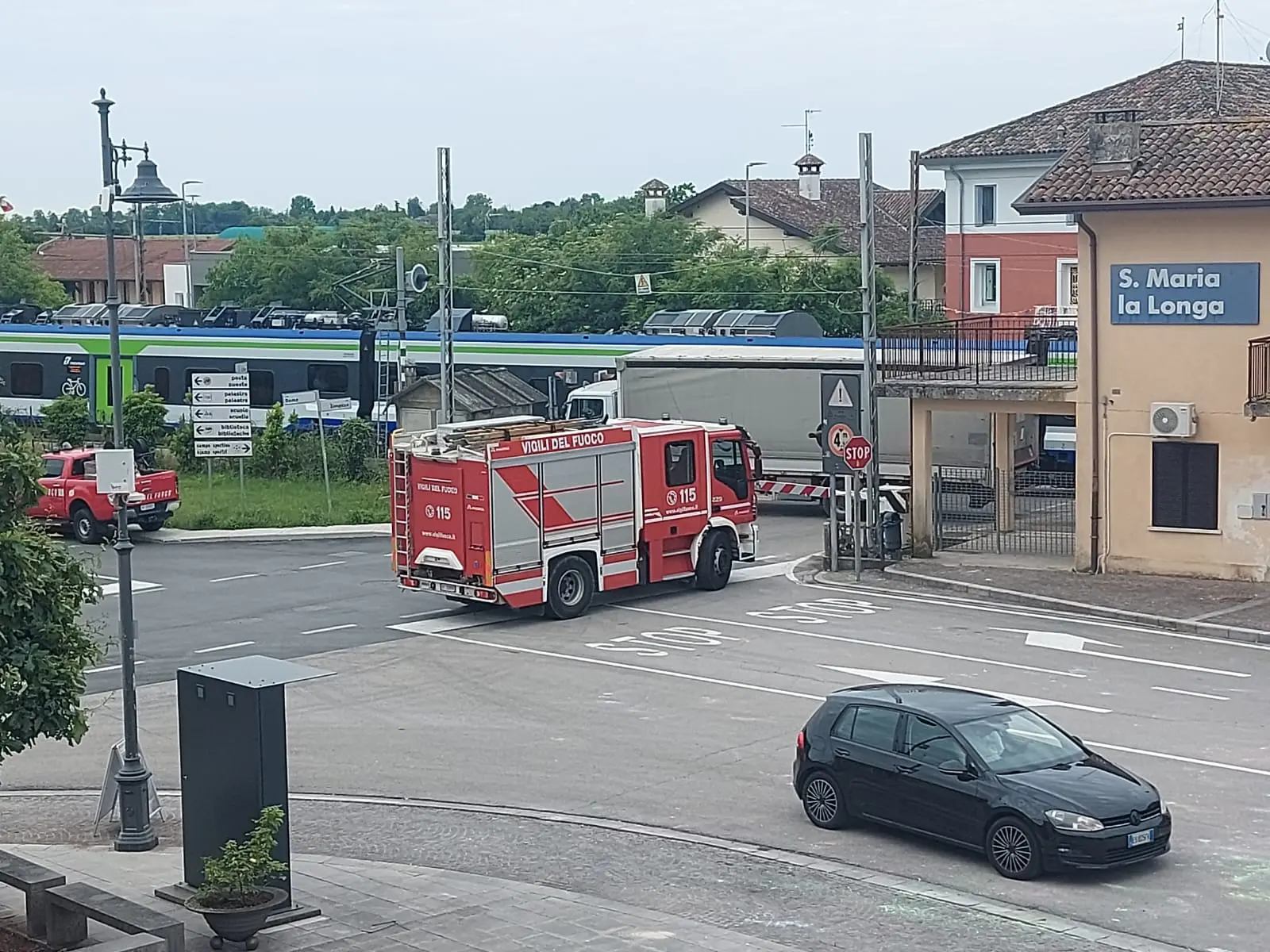 L'intervento dei vigili del fuoco sul passaggio a livello