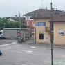 Il camion bloccato sul passaggio a livello