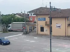 Il camion bloccato sul passaggio a livello