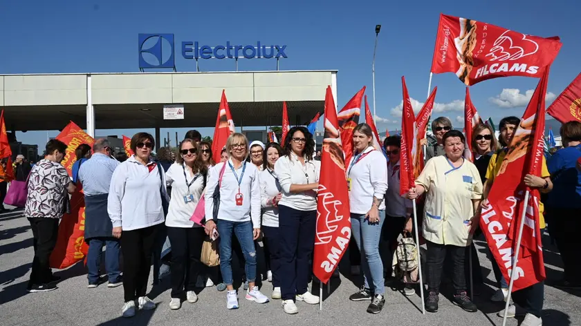 Lo sciopero davanti all'Electrolux di Porcia