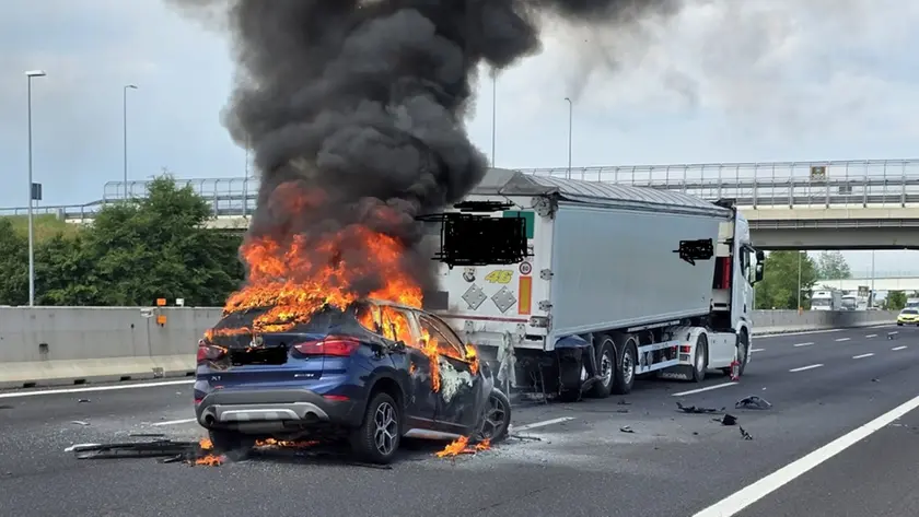 L'auto in fiamme poco dopo lo schianto
