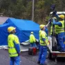 Volontari della Protezione Civile regionale installano le strutture ai valichi per aiutare i pendolari.