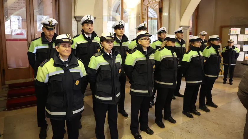 Agenti della Polizia locali radunati nell’atrio del Municipio di Gorizia Archivio Tibaldi