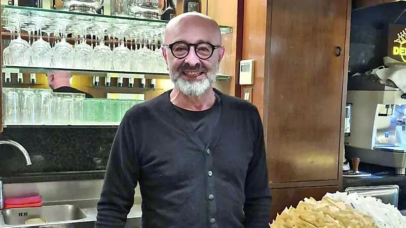 Andrea Cioffi dietro il bancone dello storico bar Demar di borgo Udine a Palmanova