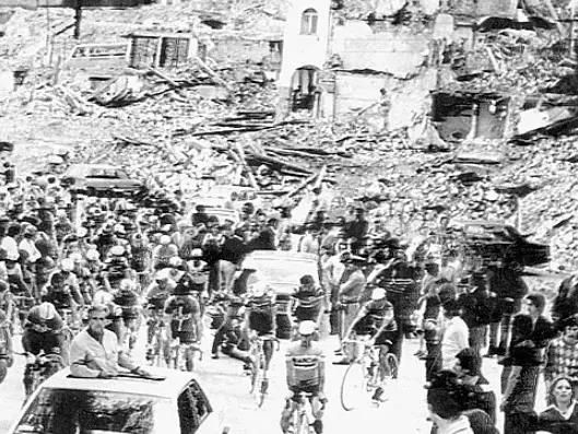 Una storica immagine del Giro d’Italia fra le macerie a Gemona nel 1977