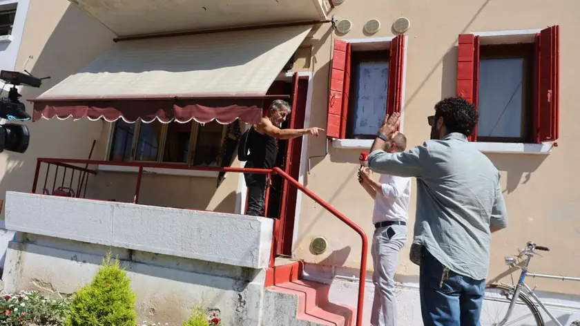 Gorghetto venerdì pomeriggio nella sua abitazione mentre inveisce contro i cronisti presenti
