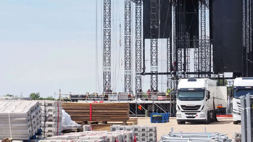 I lavori per l’allestimento del palco (foto Daniele Tibaldi)