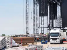 I lavori per l’allestimento del palco (foto Daniele Tibaldi)