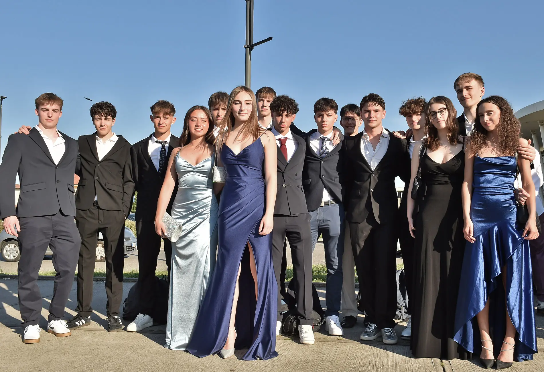 Affannati e sorridenti, si affrettano verso le corriere che li porteranno prima in ristoranti e ville per la cena, e poi in discoteca, fino a Portoguaro, per tornare infine a Udine, fare colazione all’alba ed entrare in classe per un sabato di lezione: esperienze che si possono vivere soltanto a 18 anni, in quei giorni sospesi tra l’attesa per l’ultima campanella dell’ultimo giorno di scuola, l’ansia per l’esame di maturità e l’incertezza del futuro. «Aspettiamo questa festa da tutto l’anno» raccontano Alice Mattiussi e Nicole Barbadillo, studentesse del Sello. Proprio da qui sono partiti insieme con i compagni di Ceconi, Uccellis e Stellini, mentre i maturandi di Malignani, Marinelli, Percoto, Zanon, Marinoni e Stringher si sono ritrovati al Terminal studenti e quelli di Deganutti e Copernico in via Renati. Accanto ai ragazzi, per condividere l’emozione di un ciclo che si chiude, anche alcuni prof: «Ho 40 anni di carriera alle spalle» racconta Maurizio Malduca, professore di italiano e storia del Sello «e ogni volta che una classe arriva in quinta si vive un piccolo lutto: ci si affeziona reciprocamente e le tante giornate condivise restano nel cuore».