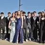 Affannati e sorridenti, si affrettano verso le corriere che li porteranno prima in ristoranti e ville per la cena, e poi in discoteca, fino a Portoguaro, per tornare infine a Udine, fare colazione all’alba ed entrare in classe per un sabato di lezione: esperienze che si possono vivere soltanto a 18 anni, in quei giorni sospesi tra l’attesa per l’ultima campanella dell’ultimo giorno di scuola, l’ansia per l’esame di maturità e l’incertezza del futuro. «Aspettiamo questa festa da tutto l’anno» raccontano Alice Mattiussi e Nicole Barbadillo, studentesse del Sello. Proprio da qui sono partiti insieme con i compagni di Ceconi, Uccellis e Stellini, mentre i maturandi di Malignani, Marinelli, Percoto, Zanon, Marinoni e Stringher si sono ritrovati al Terminal studenti e quelli di Deganutti e Copernico in via Renati. Accanto ai ragazzi, per condividere l’emozione di un ciclo che si chiude, anche alcuni prof: «Ho 40 anni di carriera alle spalle» racconta Maurizio Malduca, professore di italiano e storia del Sello «e ogni volta che una classe arriva in quinta si vive un piccolo lutto: ci si affeziona reciprocamente e le tante giornate condivise restano nel cuore».