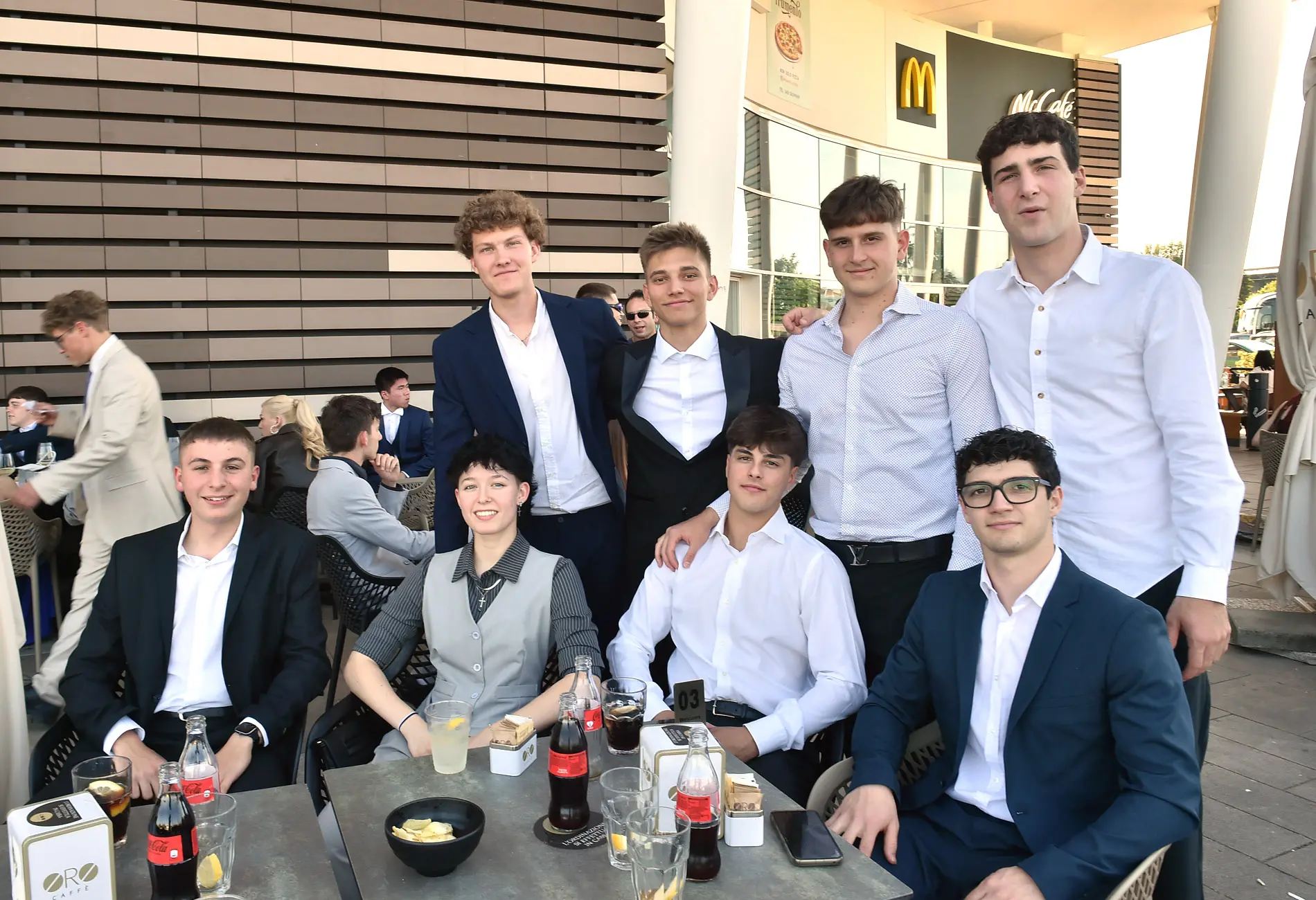 Affannati e sorridenti, si affrettano verso le corriere che li porteranno prima in ristoranti e ville per la cena, e poi in discoteca, fino a Portoguaro, per tornare infine a Udine, fare colazione all’alba ed entrare in classe per un sabato di lezione: esperienze che si possono vivere soltanto a 18 anni, in quei giorni sospesi tra l’attesa per l’ultima campanella dell’ultimo giorno di scuola, l’ansia per l’esame di maturità e l’incertezza del futuro. «Aspettiamo questa festa da tutto l’anno» raccontano Alice Mattiussi e Nicole Barbadillo, studentesse del Sello. Proprio da qui sono partiti insieme con i compagni di Ceconi, Uccellis e Stellini, mentre i maturandi di Malignani, Marinelli, Percoto, Zanon, Marinoni e Stringher si sono ritrovati al Terminal studenti e quelli di Deganutti e Copernico in via Renati. Accanto ai ragazzi, per condividere l’emozione di un ciclo che si chiude, anche alcuni prof: «Ho 40 anni di carriera alle spalle» racconta Maurizio Malduca, professore di italiano e storia del Sello «e ogni volta che una classe arriva in quinta si vive un piccolo lutto: ci si affeziona reciprocamente e le tante giornate condivise restano nel cuore».
