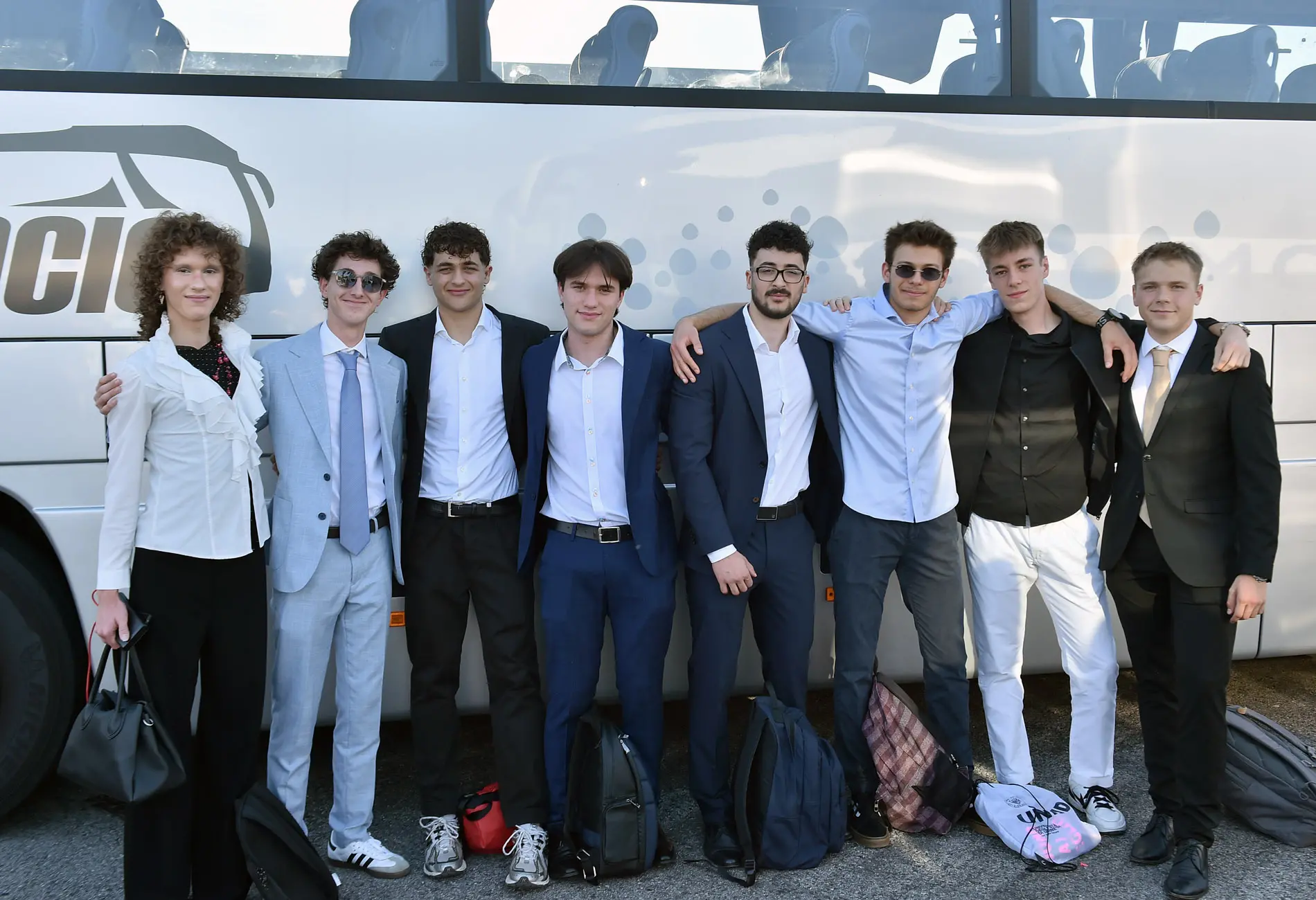 Affannati e sorridenti, si affrettano verso le corriere che li porteranno prima in ristoranti e ville per la cena, e poi in discoteca, fino a Portoguaro, per tornare infine a Udine, fare colazione all’alba ed entrare in classe per un sabato di lezione: esperienze che si possono vivere soltanto a 18 anni, in quei giorni sospesi tra l’attesa per l’ultima campanella dell’ultimo giorno di scuola, l’ansia per l’esame di maturità e l’incertezza del futuro. «Aspettiamo questa festa da tutto l’anno» raccontano Alice Mattiussi e Nicole Barbadillo, studentesse del Sello. Proprio da qui sono partiti insieme con i compagni di Ceconi, Uccellis e Stellini, mentre i maturandi di Malignani, Marinelli, Percoto, Zanon, Marinoni e Stringher si sono ritrovati al Terminal studenti e quelli di Deganutti e Copernico in via Renati. Accanto ai ragazzi, per condividere l’emozione di un ciclo che si chiude, anche alcuni prof: «Ho 40 anni di carriera alle spalle» racconta Maurizio Malduca, professore di italiano e storia del Sello «e ogni volta che una classe arriva in quinta si vive un piccolo lutto: ci si affeziona reciprocamente e le tante giornate condivise restano nel cuore».