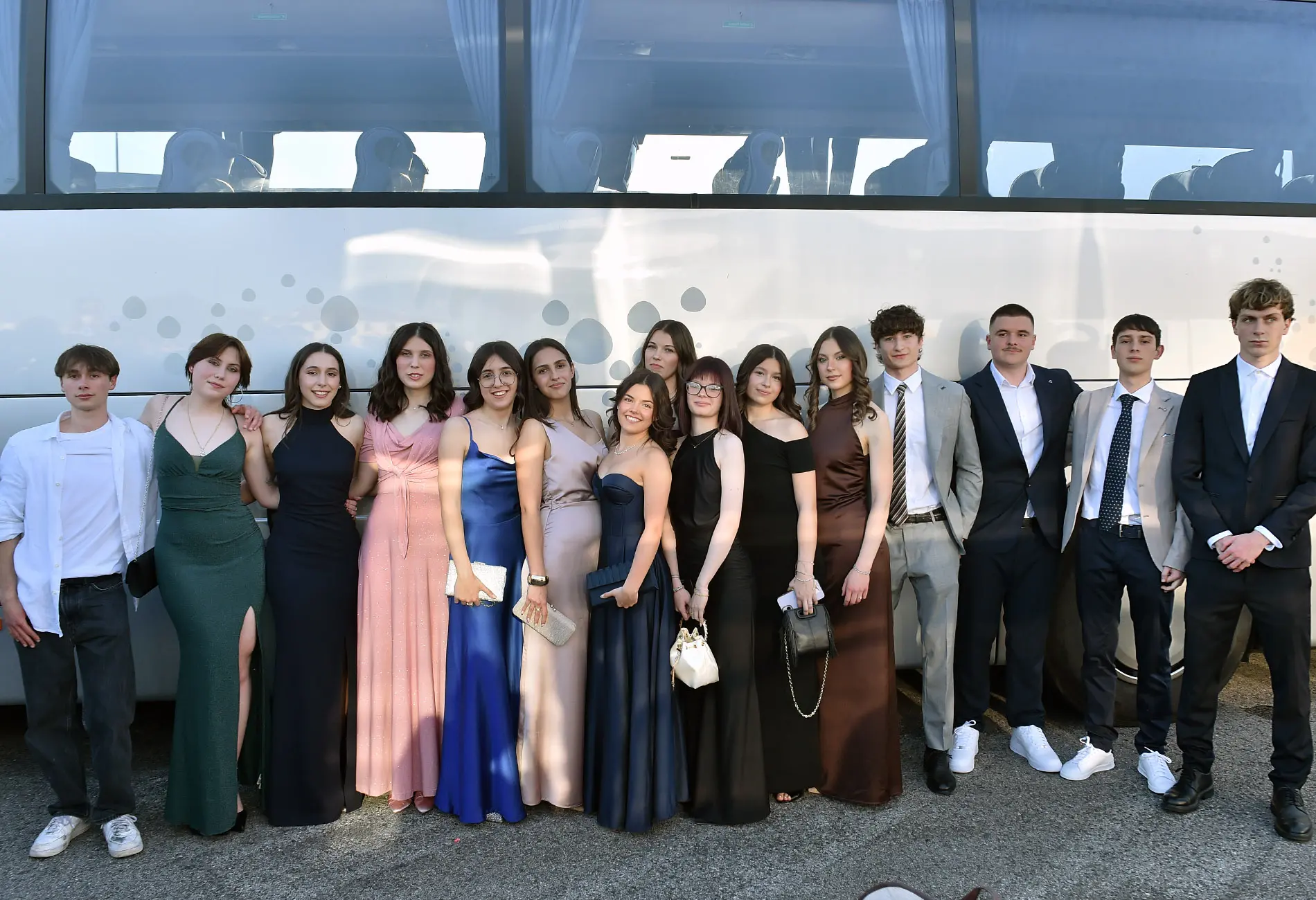 Affannati e sorridenti, si affrettano verso le corriere che li porteranno prima in ristoranti e ville per la cena, e poi in discoteca, fino a Portoguaro, per tornare infine a Udine, fare colazione all’alba ed entrare in classe per un sabato di lezione: esperienze che si possono vivere soltanto a 18 anni, in quei giorni sospesi tra l’attesa per l’ultima campanella dell’ultimo giorno di scuola, l’ansia per l’esame di maturità e l’incertezza del futuro. «Aspettiamo questa festa da tutto l’anno» raccontano Alice Mattiussi e Nicole Barbadillo, studentesse del Sello. Proprio da qui sono partiti insieme con i compagni di Ceconi, Uccellis e Stellini, mentre i maturandi di Malignani, Marinelli, Percoto, Zanon, Marinoni e Stringher si sono ritrovati al Terminal studenti e quelli di Deganutti e Copernico in via Renati. Accanto ai ragazzi, per condividere l’emozione di un ciclo che si chiude, anche alcuni prof: «Ho 40 anni di carriera alle spalle» racconta Maurizio Malduca, professore di italiano e storia del Sello «e ogni volta che una classe arriva in quinta si vive un piccolo lutto: ci si affeziona reciprocamente e le tante giornate condivise restano nel cuore».