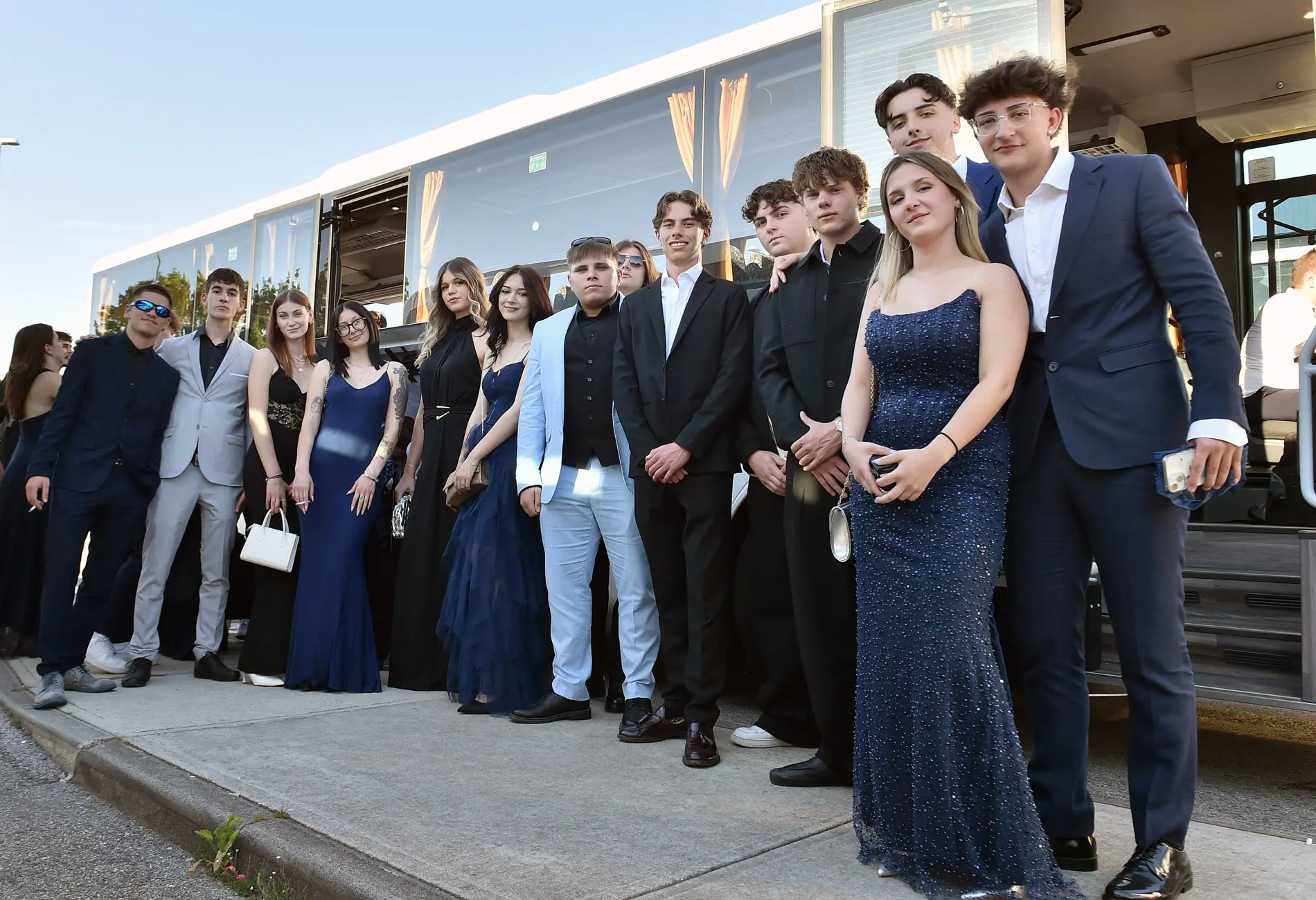 Affannati e sorridenti, si affrettano verso le corriere che li porteranno prima in ristoranti e ville per la cena, e poi in discoteca, fino a Portoguaro, per tornare infine a Udine, fare colazione all’alba ed entrare in classe per un sabato di lezione: esperienze che si possono vivere soltanto a 18 anni, in quei giorni sospesi tra l’attesa per l’ultima campanella dell’ultimo giorno di scuola, l’ansia per l’esame di maturità e l’incertezza del futuro. «Aspettiamo questa festa da tutto l’anno» raccontano Alice Mattiussi e Nicole Barbadillo, studentesse del Sello. Proprio da qui sono partiti insieme con i compagni di Ceconi, Uccellis e Stellini, mentre i maturandi di Malignani, Marinelli, Percoto, Zanon, Marinoni e Stringher si sono ritrovati al Terminal studenti e quelli di Deganutti e Copernico in via Renati. Accanto ai ragazzi, per condividere l’emozione di un ciclo che si chiude, anche alcuni prof: «Ho 40 anni di carriera alle spalle» racconta Maurizio Malduca, professore di italiano e storia del Sello «e ogni volta che una classe arriva in quinta si vive un piccolo lutto: ci si affeziona reciprocamente e le tante giornate condivise restano nel cuore».