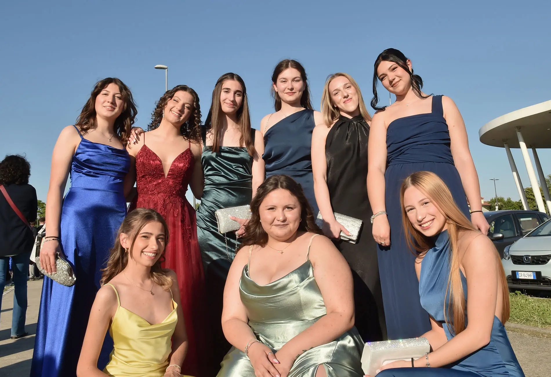 Affannati e sorridenti, si affrettano verso le corriere che li porteranno prima in ristoranti e ville per la cena, e poi in discoteca, fino a Portoguaro, per tornare infine a Udine, fare colazione all’alba ed entrare in classe per un sabato di lezione: esperienze che si possono vivere soltanto a 18 anni, in quei giorni sospesi tra l’attesa per l’ultima campanella dell’ultimo giorno di scuola, l’ansia per l’esame di maturità e l’incertezza del futuro. «Aspettiamo questa festa da tutto l’anno» raccontano Alice Mattiussi e Nicole Barbadillo, studentesse del Sello. Proprio da qui sono partiti insieme con i compagni di Ceconi, Uccellis e Stellini, mentre i maturandi di Malignani, Marinelli, Percoto, Zanon, Marinoni e Stringher si sono ritrovati al Terminal studenti e quelli di Deganutti e Copernico in via Renati. Accanto ai ragazzi, per condividere l’emozione di un ciclo che si chiude, anche alcuni prof: «Ho 40 anni di carriera alle spalle» racconta Maurizio Malduca, professore di italiano e storia del Sello «e ogni volta che una classe arriva in quinta si vive un piccolo lutto: ci si affeziona reciprocamente e le tante giornate condivise restano nel cuore».