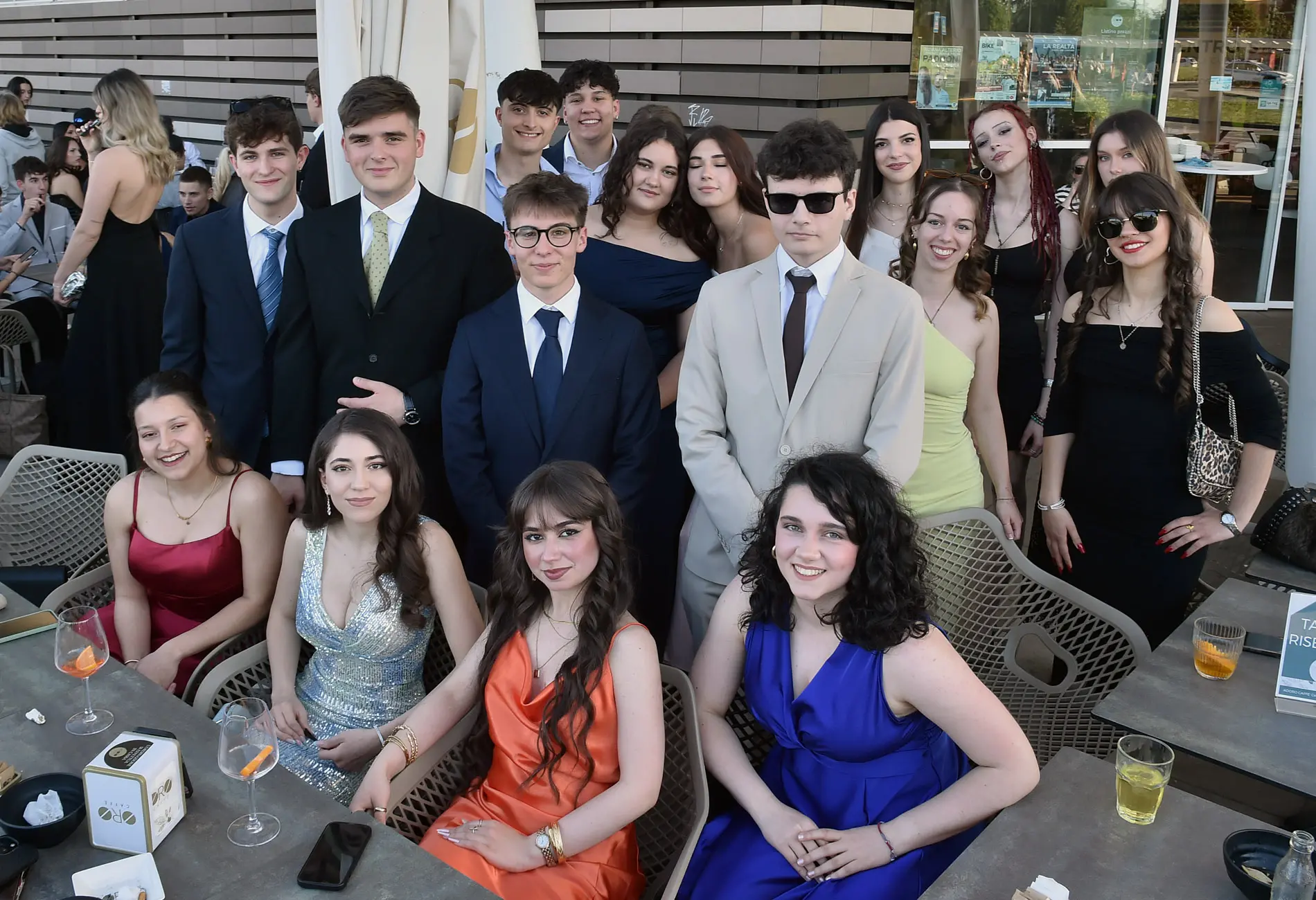 Affannati e sorridenti, si affrettano verso le corriere che li porteranno prima in ristoranti e ville per la cena, e poi in discoteca, fino a Portoguaro, per tornare infine a Udine, fare colazione all’alba ed entrare in classe per un sabato di lezione: esperienze che si possono vivere soltanto a 18 anni, in quei giorni sospesi tra l’attesa per l’ultima campanella dell’ultimo giorno di scuola, l’ansia per l’esame di maturità e l’incertezza del futuro. «Aspettiamo questa festa da tutto l’anno» raccontano Alice Mattiussi e Nicole Barbadillo, studentesse del Sello. Proprio da qui sono partiti insieme con i compagni di Ceconi, Uccellis e Stellini, mentre i maturandi di Malignani, Marinelli, Percoto, Zanon, Marinoni e Stringher si sono ritrovati al Terminal studenti e quelli di Deganutti e Copernico in via Renati. Accanto ai ragazzi, per condividere l’emozione di un ciclo che si chiude, anche alcuni prof: «Ho 40 anni di carriera alle spalle» racconta Maurizio Malduca, professore di italiano e storia del Sello «e ogni volta che una classe arriva in quinta si vive un piccolo lutto: ci si affeziona reciprocamente e le tante giornate condivise restano nel cuore».