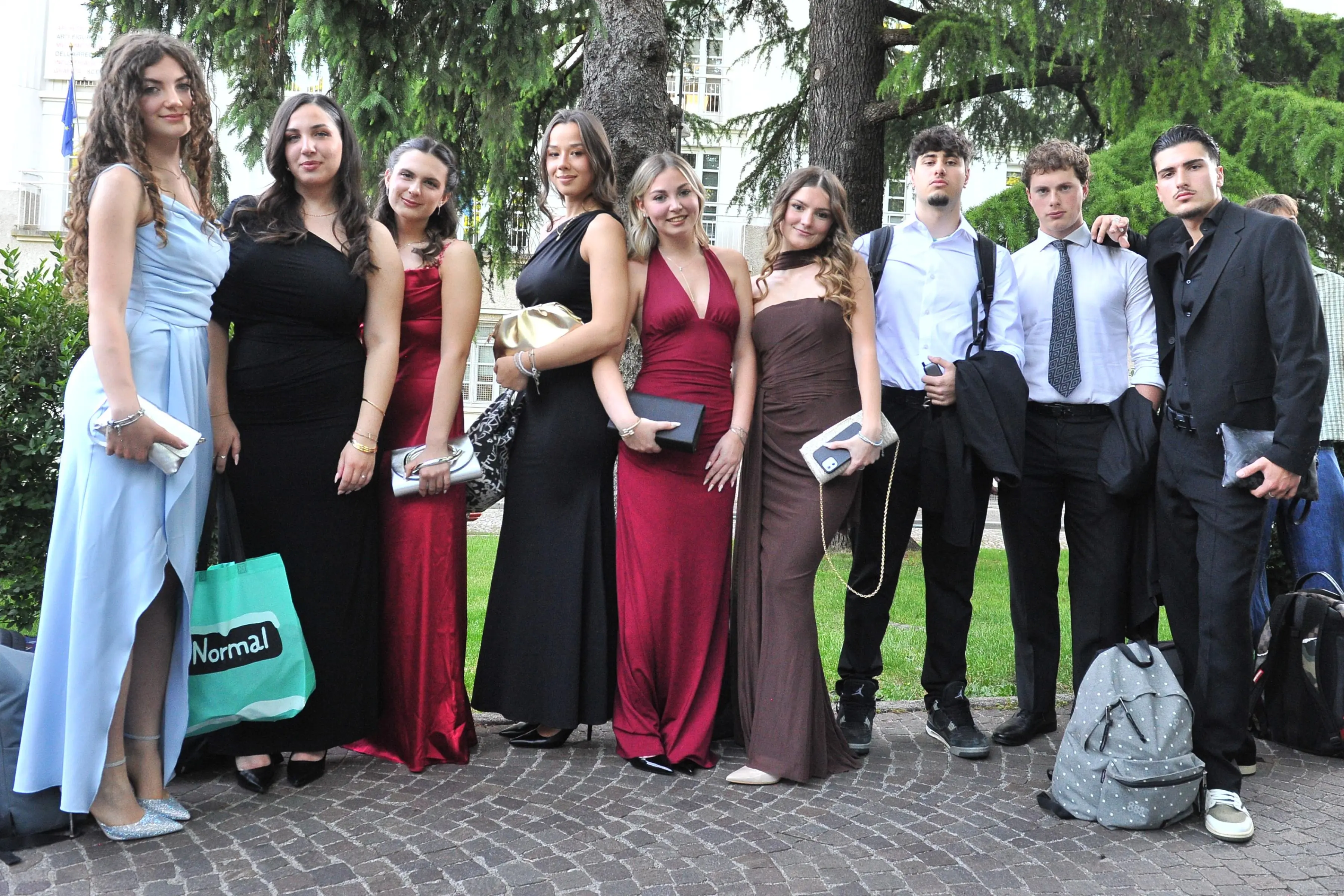 Affannati e sorridenti, si affrettano verso le corriere che li porteranno prima in ristoranti e ville per la cena, e poi in discoteca, fino a Portoguaro, per tornare infine a Udine, fare colazione all’alba ed entrare in classe per un sabato di lezione: esperienze che si possono vivere soltanto a 18 anni, in quei giorni sospesi tra l’attesa per l’ultima campanella dell’ultimo giorno di scuola, l’ansia per l’esame di maturità e l’incertezza del futuro. «Aspettiamo questa festa da tutto l’anno» raccontano Alice Mattiussi e Nicole Barbadillo, studentesse del Sello. Proprio da qui sono partiti insieme con i compagni di Ceconi, Uccellis e Stellini, mentre i maturandi di Malignani, Marinelli, Percoto, Zanon, Marinoni e Stringher si sono ritrovati al Terminal studenti e quelli di Deganutti e Copernico in via Renati. Accanto ai ragazzi, per condividere l’emozione di un ciclo che si chiude, anche alcuni prof: «Ho 40 anni di carriera alle spalle» racconta Maurizio Malduca, professore di italiano e storia del Sello «e ogni volta che una classe arriva in quinta si vive un piccolo lutto: ci si affeziona reciprocamente e le tante giornate condivise restano nel cuore».