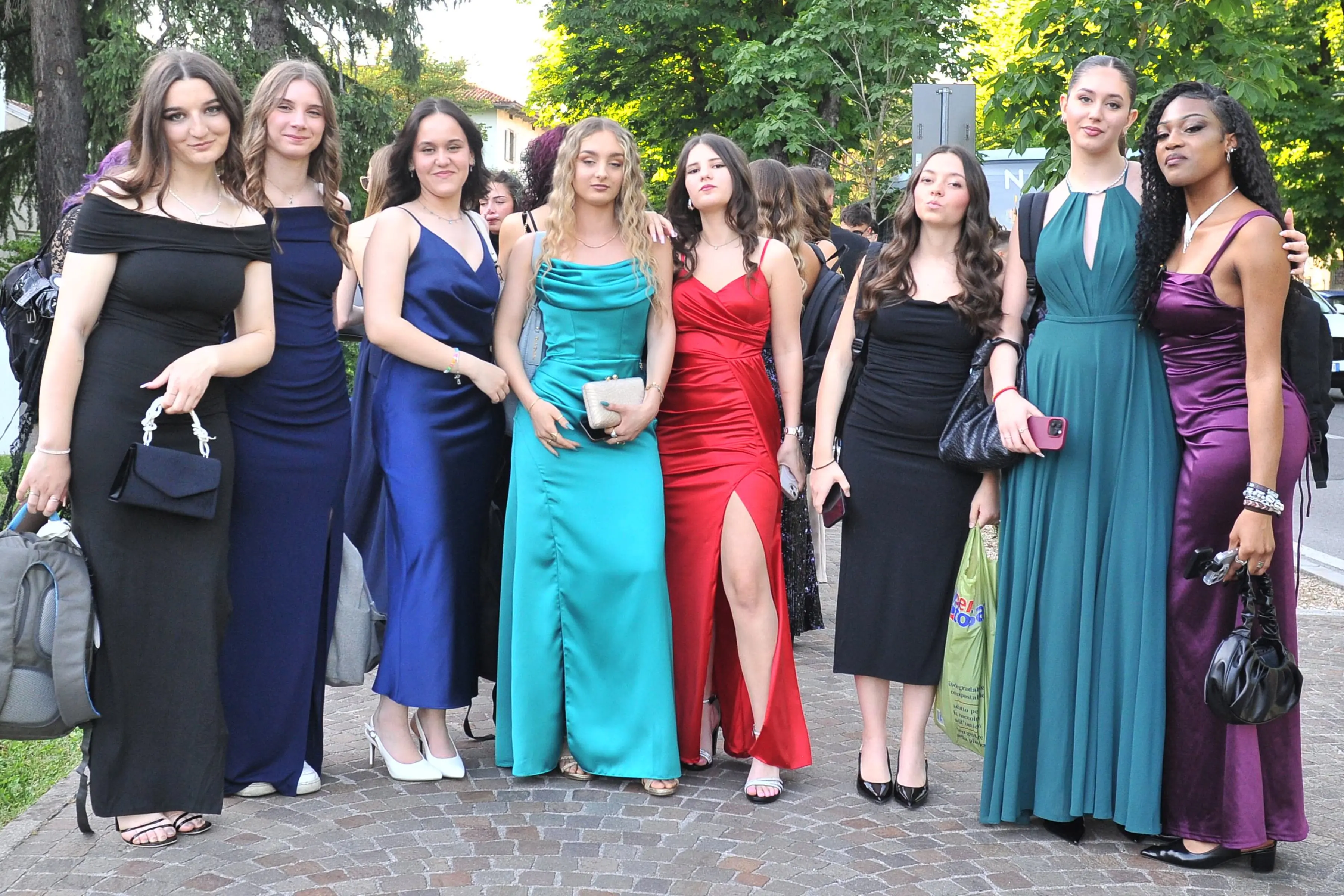 Affannati e sorridenti, si affrettano verso le corriere che li porteranno prima in ristoranti e ville per la cena, e poi in discoteca, fino a Portoguaro, per tornare infine a Udine, fare colazione all’alba ed entrare in classe per un sabato di lezione: esperienze che si possono vivere soltanto a 18 anni, in quei giorni sospesi tra l’attesa per l’ultima campanella dell’ultimo giorno di scuola, l’ansia per l’esame di maturità e l’incertezza del futuro. «Aspettiamo questa festa da tutto l’anno» raccontano Alice Mattiussi e Nicole Barbadillo, studentesse del Sello. Proprio da qui sono partiti insieme con i compagni di Ceconi, Uccellis e Stellini, mentre i maturandi di Malignani, Marinelli, Percoto, Zanon, Marinoni e Stringher si sono ritrovati al Terminal studenti e quelli di Deganutti e Copernico in via Renati. Accanto ai ragazzi, per condividere l’emozione di un ciclo che si chiude, anche alcuni prof: «Ho 40 anni di carriera alle spalle» racconta Maurizio Malduca, professore di italiano e storia del Sello «e ogni volta che una classe arriva in quinta si vive un piccolo lutto: ci si affeziona reciprocamente e le tante giornate condivise restano nel cuore».