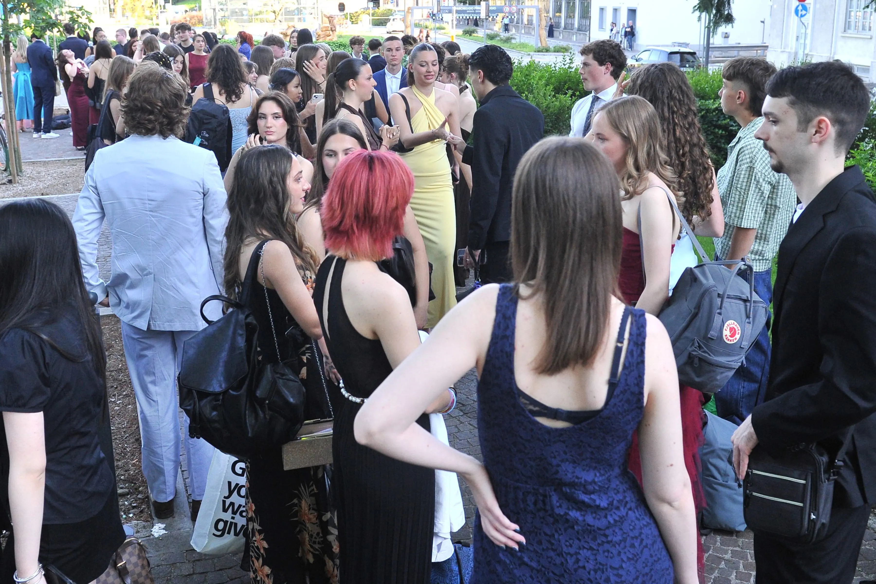 Affannati e sorridenti, si affrettano verso le corriere che li porteranno prima in ristoranti e ville per la cena, e poi in discoteca, fino a Portoguaro, per tornare infine a Udine, fare colazione all’alba ed entrare in classe per un sabato di lezione: esperienze che si possono vivere soltanto a 18 anni, in quei giorni sospesi tra l’attesa per l’ultima campanella dell’ultimo giorno di scuola, l’ansia per l’esame di maturità e l’incertezza del futuro. «Aspettiamo questa festa da tutto l’anno» raccontano Alice Mattiussi e Nicole Barbadillo, studentesse del Sello. Proprio da qui sono partiti insieme con i compagni di Ceconi, Uccellis e Stellini, mentre i maturandi di Malignani, Marinelli, Percoto, Zanon, Marinoni e Stringher si sono ritrovati al Terminal studenti e quelli di Deganutti e Copernico in via Renati. Accanto ai ragazzi, per condividere l’emozione di un ciclo che si chiude, anche alcuni prof: «Ho 40 anni di carriera alle spalle» racconta Maurizio Malduca, professore di italiano e storia del Sello «e ogni volta che una classe arriva in quinta si vive un piccolo lutto: ci si affeziona reciprocamente e le tante giornate condivise restano nel cuore».