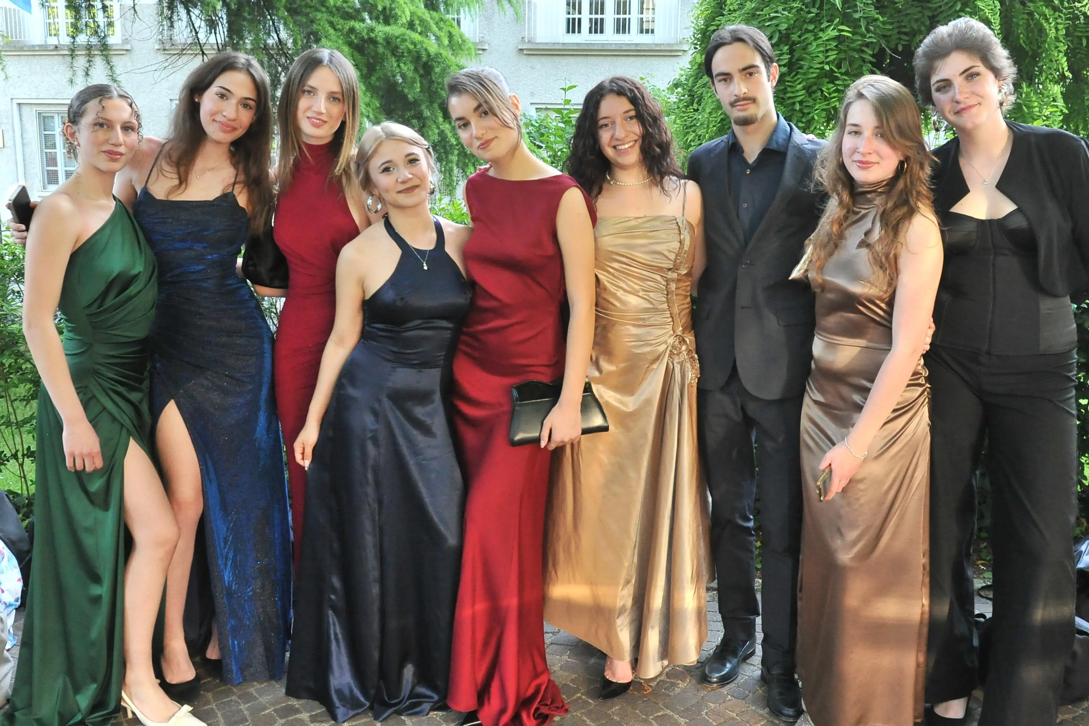 Affannati e sorridenti, si affrettano verso le corriere che li porteranno prima in ristoranti e ville per la cena, e poi in discoteca, fino a Portoguaro, per tornare infine a Udine, fare colazione all’alba ed entrare in classe per un sabato di lezione: esperienze che si possono vivere soltanto a 18 anni, in quei giorni sospesi tra l’attesa per l’ultima campanella dell’ultimo giorno di scuola, l’ansia per l’esame di maturità e l’incertezza del futuro. «Aspettiamo questa festa da tutto l’anno» raccontano Alice Mattiussi e Nicole Barbadillo, studentesse del Sello. Proprio da qui sono partiti insieme con i compagni di Ceconi, Uccellis e Stellini, mentre i maturandi di Malignani, Marinelli, Percoto, Zanon, Marinoni e Stringher si sono ritrovati al Terminal studenti e quelli di Deganutti e Copernico in via Renati. Accanto ai ragazzi, per condividere l’emozione di un ciclo che si chiude, anche alcuni prof: «Ho 40 anni di carriera alle spalle» racconta Maurizio Malduca, professore di italiano e storia del Sello «e ogni volta che una classe arriva in quinta si vive un piccolo lutto: ci si affeziona reciprocamente e le tante giornate condivise restano nel cuore».
