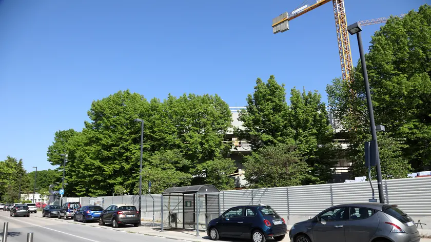 Cade un gancio dalla gru e finisce nel giardino della scuola: paura nel cantiere Polo Young a Pordenone