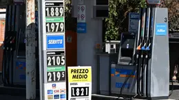 Prezzi alle stelle al distributore di carburante