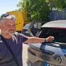 Lodolo mostra il sasso che ha rotto il vetro della sua auto