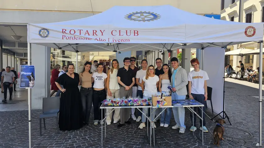 La sezione giovani del Rotary porta in piazza il servizio digitale della Regione per incentivare le adozioni consapevoli nei rifugi