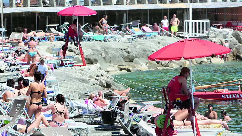 Bagnini al lavoro a Miramare allo stabilimento Sticco a Trieste
