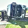 I vigili del fuoco impegnati nelle operazioni di messa in sicurezza del tir ribaltato