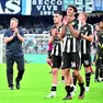 Atta e compagni con mister Kosta Runjaic escono dal Maradona dopo l’ultima sfida di campionato (foto Petrussi)