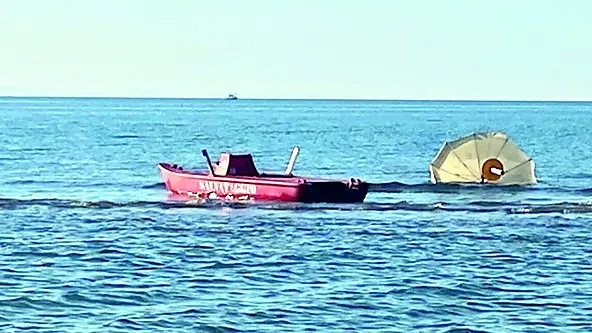 Ombrelloni e tavoli recuperati in mare dai bagnini dopo la festa della Pentecoste a Lignano