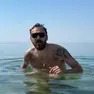 Il cantante bolognese Cesare Cremonini si concede un bagno rinfrescante nelle acque di Sistiana