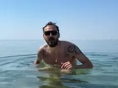 Il cantante bolognese Cesare Cremonini si concede un bagno rinfrescante nelle acque di Sistiana