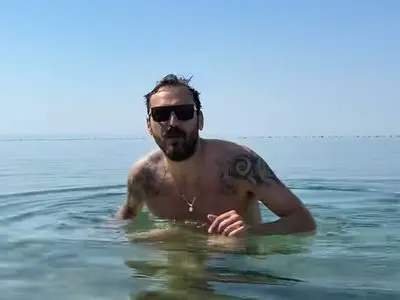 Il cantante bolognese Cesare Cremonini si concede un bagno rinfrescante nelle acque di Sistiana
