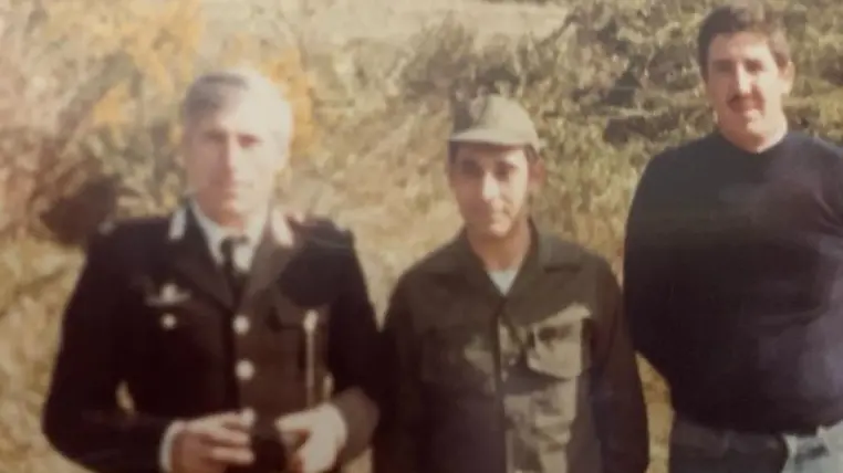 Gaetano Fioravante, al centro, durante il maggio 1976 a Forgaria