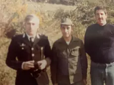 Gaetano Fioravante, al centro, durante il maggio 1976 a Forgaria