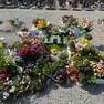 I fiori e i ricordi lasciati in cimitero per i due ragazzi morti in galleria