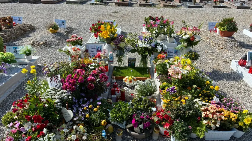 I fiori e i ricordi lasciati in cimitero per i due ragazzi morti in galleria