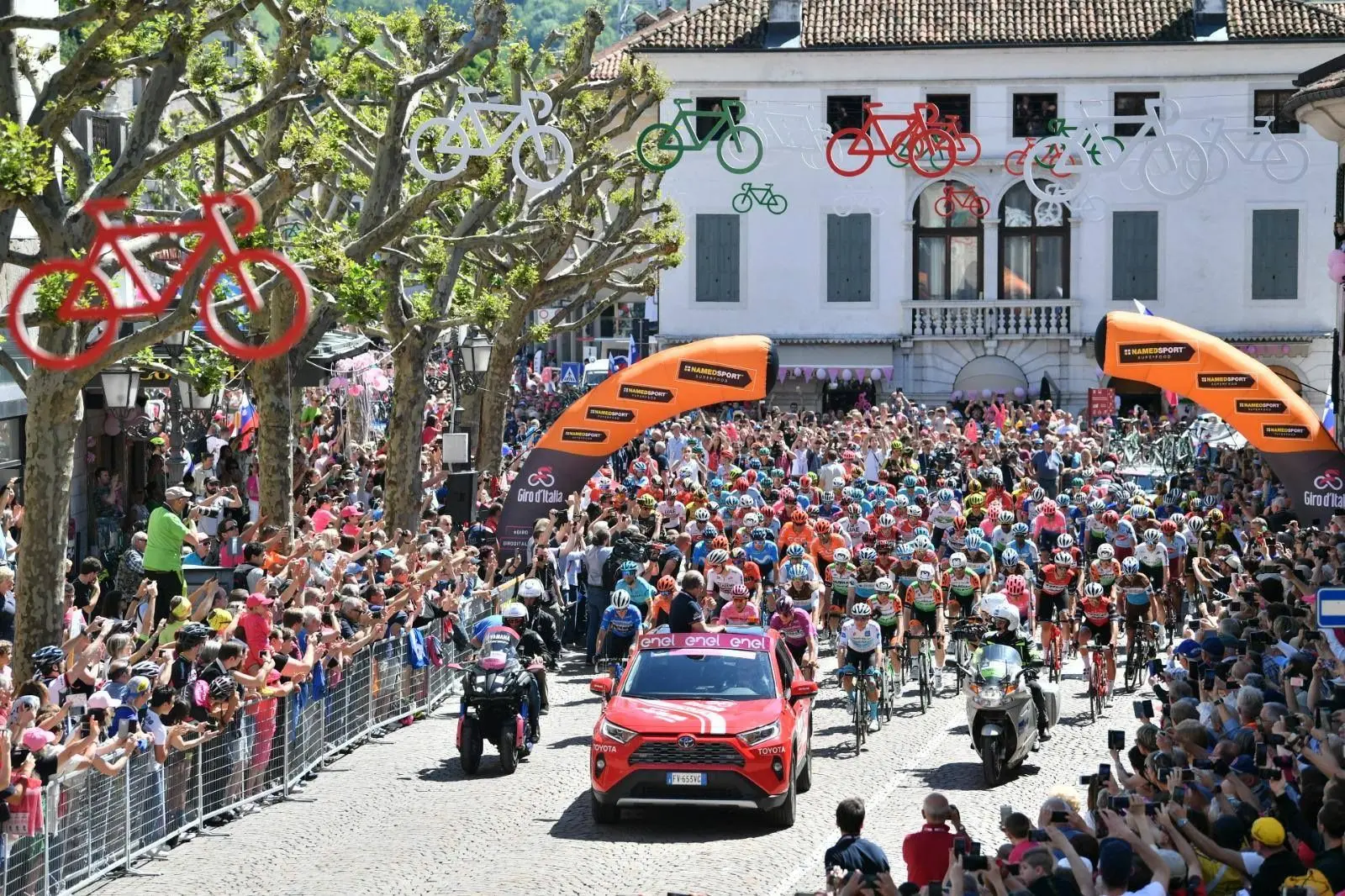 Tifosi e paesaggi dolomitici durante il Giro d Italia