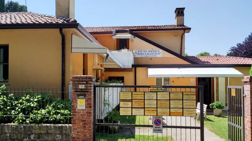 Sanità e cuore ad Aquileia: Loreta Dijust festeggia 30 anni di Studi Medici di fronte alla Basilica